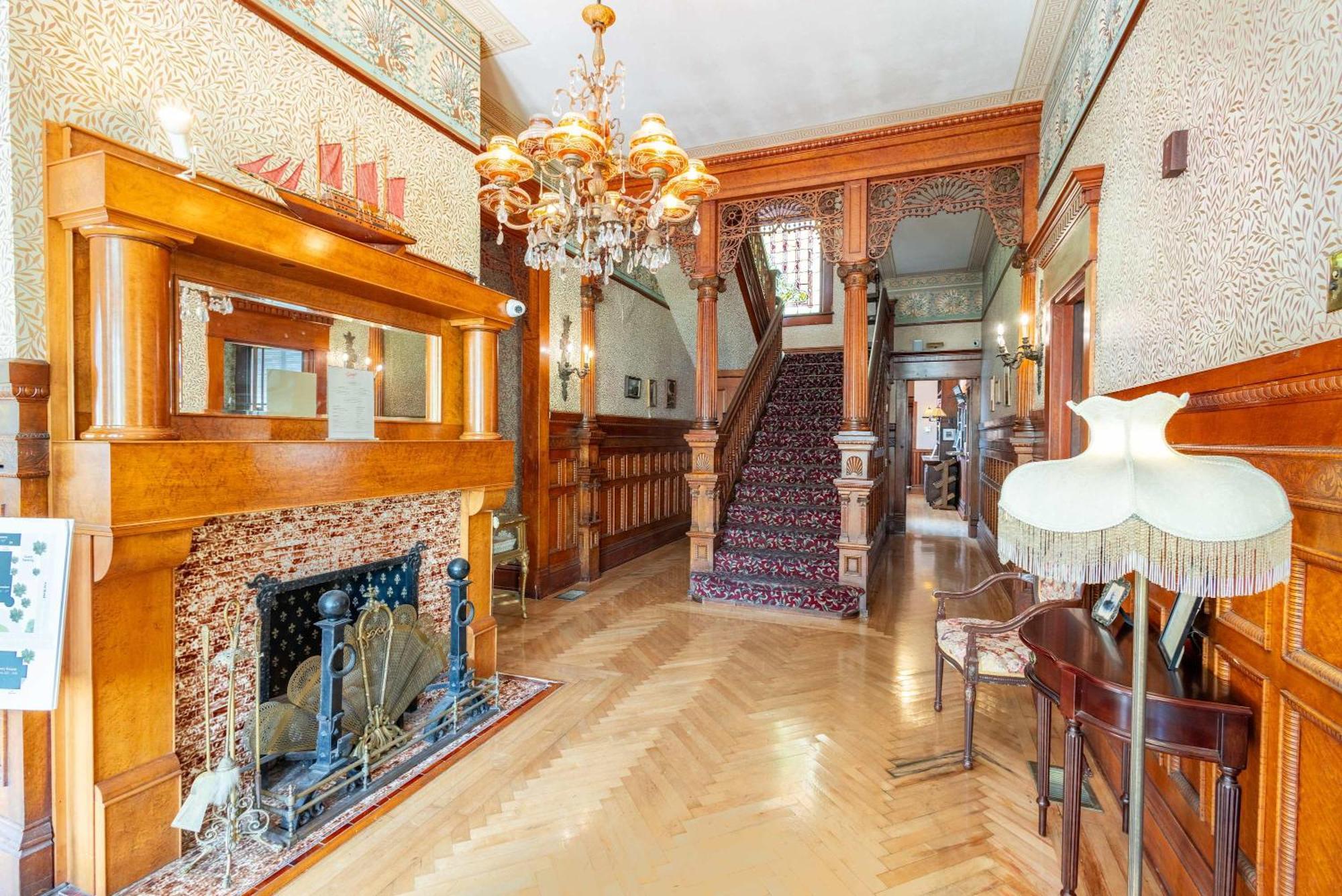 Gasthof Deluxe Queen At The Curry Mansion - Parking & Heated Pool!